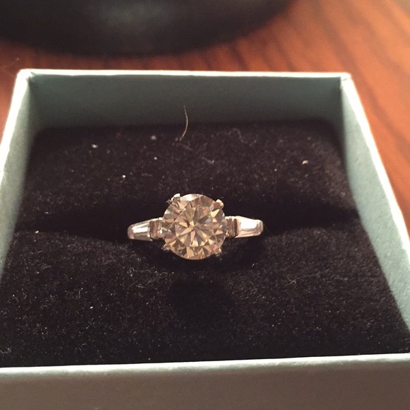 2.50 Ct colorless Mojssanite engagement ring - Picture 2 of 7